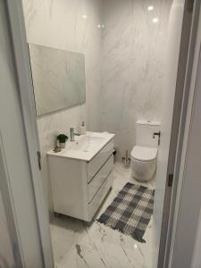 bagno bianco con lavandino e servizi igienici di Quinta de Basto House a Felgueiras