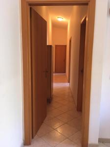 een hal met 2 deuren en een tegelvloer bij Casa di Rosa in San Leone