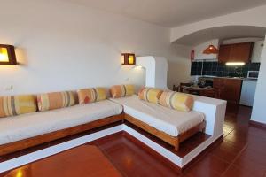 una sala de estar con un sofá largo en una cocina en Oura Vilanova - Beach, Pool & Garden, en Brejos