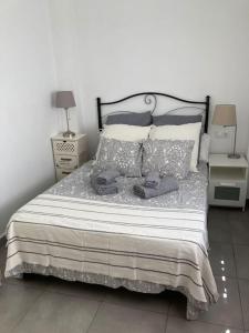 1 dormitorio con 1 cama grande y 2 mesitas de noche en Fantástico apartamento en Triana en Sevilla