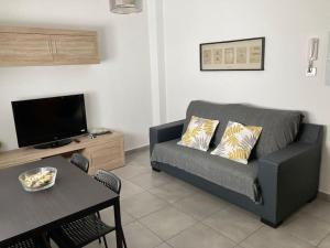 sala de estar con sofá y mesa en Fantástico apartamento en Triana en Sevilla