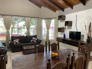 a living room with a table and a couch at Hospedaje Las Canelas in Wanda