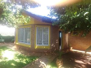a house with a window on the side of it at Hospedaje Las Canelas in Wanda