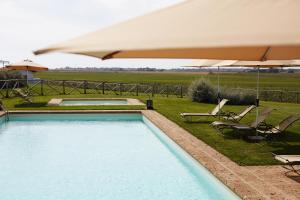 The swimming pool at or close to Agriturismo Piani Della Marina