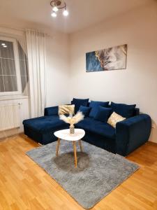 O zonă de relaxare la Modern & cozy flat near football & hockey arena