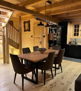 - une salle à manger avec une table et des chaises en bois dans l'établissement Planinska kuca Grujic, à Kolašin
