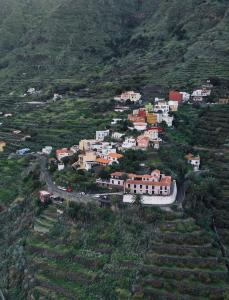 wioska na zboczu góry w obiekcie Hotel Rural Ibo Alfaro - OFFLINE HOTEL w mieście Hermigua
