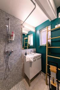 een badkamer met een wastafel en een douche bij Suite Amazonia ~ Balnéo ~ Arrivée Autonome in Rouen