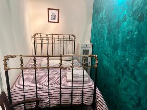 a bedroom with a bed and a large mural of fish at APARTAMENTO Estación de ESQUÍ EN SAN ISIDRO in San Isidro