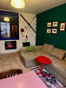 a living room with a couch and a table at APARTAMENTO Estación de ESQUÍ EN SAN ISIDRO in San Isidro