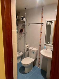 y baño con aseo y lavamanos. en APARTAMENTO Estación de ESQUÍ EN SAN ISIDRO en San Isidro