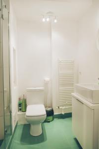 ブカレストにあるCentral Old City Apartmentの白いバスルーム(トイレ、シンク付)