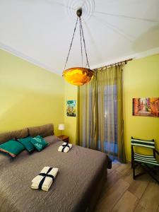 sypialnia z łóżkiem z 2 poduszkami w obiekcie Helios Home City Center w mieście Salerno
