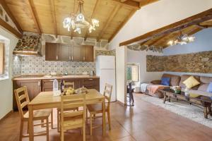 een keuken en een woonkamer met een tafel en een bank bij Casa Rural La Presa in Vallehermoso