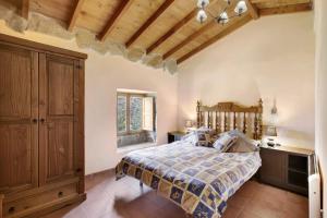 バジェエルモソにあるCasa Rural La Presaの木製の天井が特徴のベッドルーム1室(ベッド1台付)
