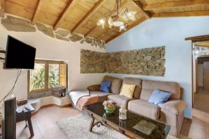 een woonkamer met een bank en een tafel bij Casa Rural La Presa in Vallehermoso