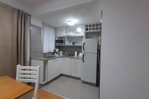 eine kleine Küche mit einem Kühlschrank und einem Tisch in der Unterkunft Pringles 444, Buenos Aires in Buenos Aires