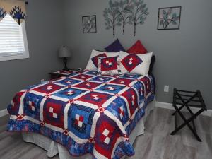 Postel nebo postele na pokoji v ubytování The Blue Haven at Conneaut Lake