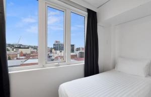 Postel nebo postele na pokoji v ubytování Allurity Hotel