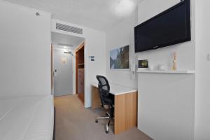 TV a/nebo společenská místnost v ubytování Allurity Hotel