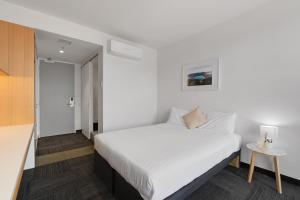 Postel nebo postele na pokoji v ubytování Allurity Hotel