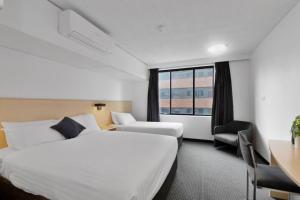 Postel nebo postele na pokoji v ubytování Allurity Hotel