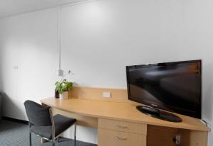 TV a/nebo společenská místnost v ubytování Allurity Hotel