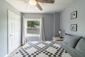- une chambre avec un lit et un ventilateur de plafond dans l'établissement The Boathouse at Evans Lake, à Tipton