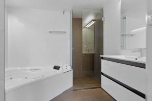 Koupelna v ubytování Allurity Hotel