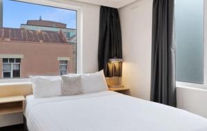Postel nebo postele na pokoji v ubytování Allurity Hotel