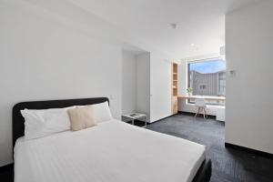 Postel nebo postele na pokoji v ubytování Allurity Hotel
