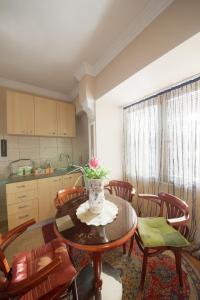 A kitchen or kitchenette at Guest House Pansion 10