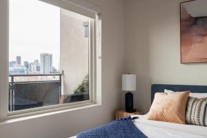 Ένα ή περισσότερα κρεβάτια σε δωμάτιο στο Modern Lifestyle - City View - Pet-Friendly - Zuni