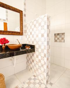 a bathroom with a sink and a mirror at Pousada Paraiso dos Ventos Preá in Prea