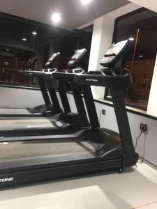 a row of treadles on a treadmill in a gym at Nouveau Appartement Avec Un Parking Gratuit in La Marsa