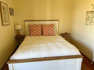 En eller flere senge i et værelse på Pt Hesse Luxury Coastal Homestead