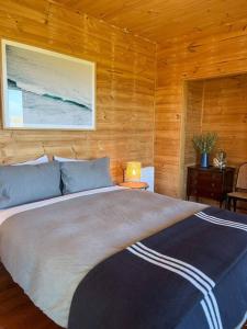 En eller flere senge i et værelse på Pt Hesse Luxury Coastal Homestead