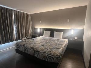 Кровать или кровати в номере Motel 6 Glendale Phoenix