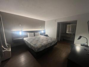 Кровать или кровати в номере Motel 6 Glendale Phoenix