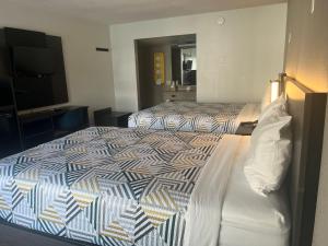 Кровать или кровати в номере Motel 6 Glendale Phoenix