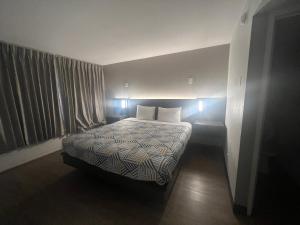 Кровать или кровати в номере Motel 6 Glendale Phoenix