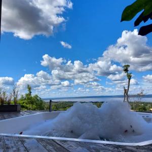 bañera de hidromasaje con vistas al agua en Vista Lago Suites PY, en Itauguá