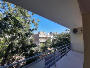 balcón con vistas a la ciudad en Dpto Turístico Renato Mendoza en Mendoza