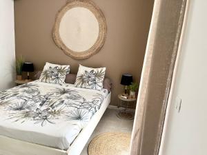 Schlafzimmer mit einem Bett und einem Wandspiegel in der Unterkunft Ti Kay Ilets in Les Trois-Îlets