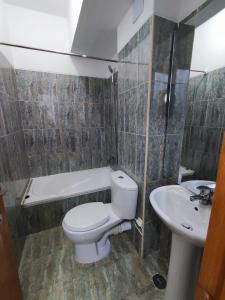 ein Bad mit einem WC und einem Waschbecken in der Unterkunft KP - Negócios Globais in Praia