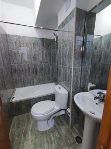 łazienka z toaletą i umywalką w obiekcie KP - Negócios Globais w mieście Praia