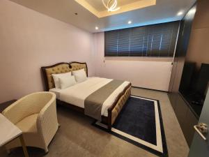 Letto o letti in una camera di Cube9 Resort & Spa 큐브9 리조트 & 스파