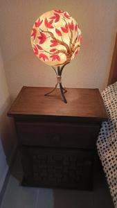 una lámpara sobre una mesa de madera en Confortable casa de descanso para fin de semana, en Tlayecac
