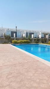 una piscina vacía frente a un edificio en Confortable casa de descanso para fin de semana, en Tlayecac