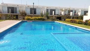 una gran piscina azul frente a un edificio en Confortable casa de descanso para fin de semana, en Tlayecac